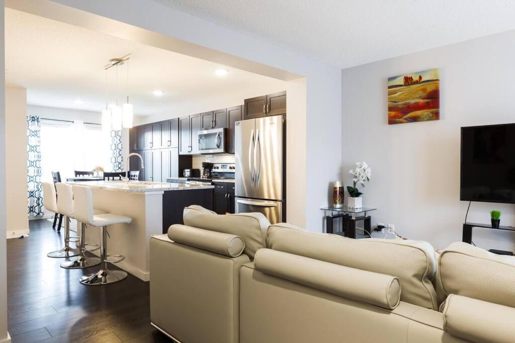 Luxurious Modern House In Laurel Apartment